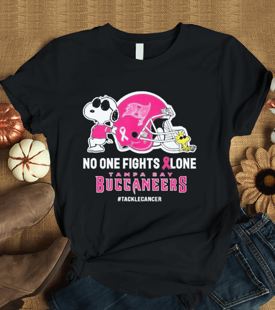 Snoopy And Woodstock No One Fights Alone Tampa Bay Buccaneers #Tacklecancer Pink Helmet T-Shirt