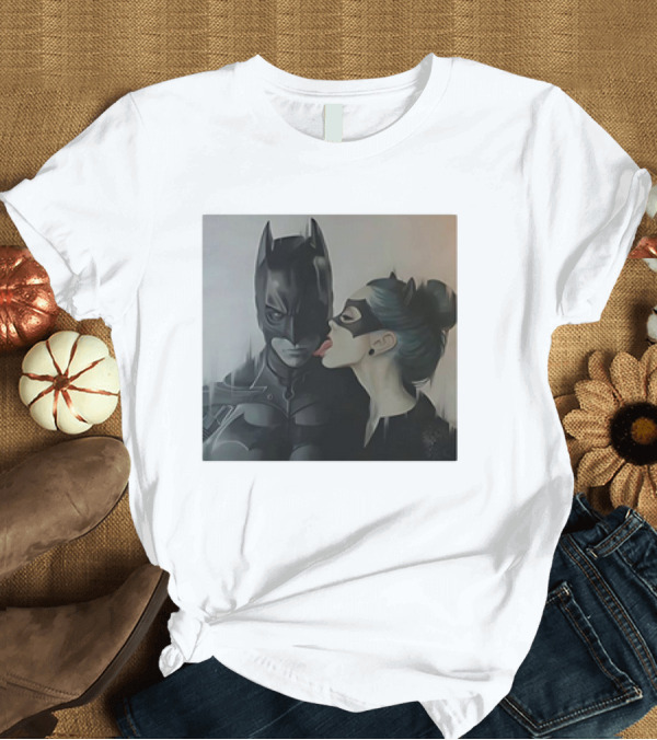 T-Shirt: Catwoman Licking Batman Art Vintage Style T-Shirt Catwoman Licking Batman Art Vintage Style T-Shirt