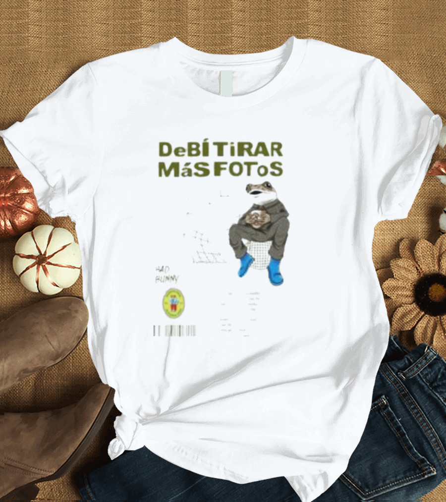 DeBI TiRAR MaS FOToS Bad Bunny 2025 Frog Sitting Blue Boots T-Shirt