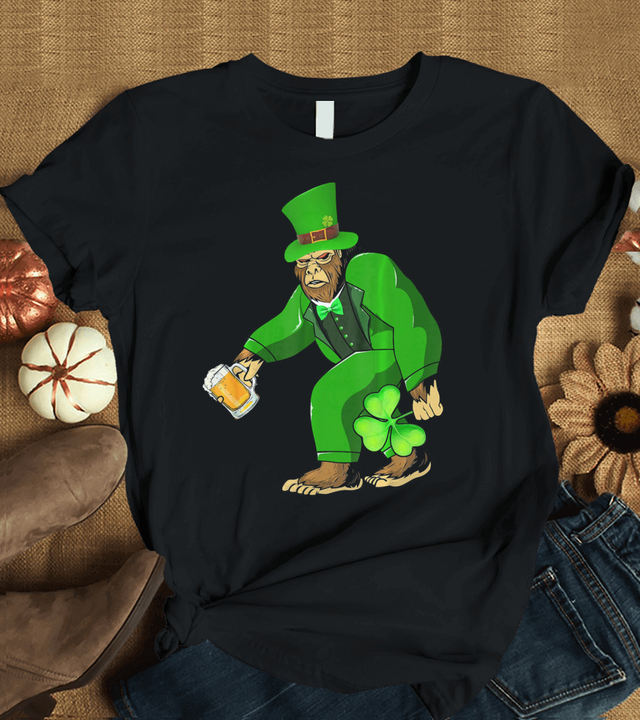 Big Foot Funny Bear Leprechaun Holding Beer and Shamrock in Green Suit T-Shirt