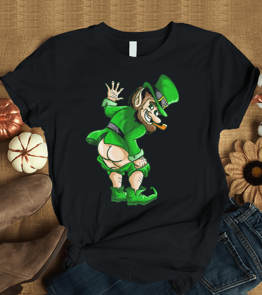 Mooning Leprechaun Mischievous Green Outfit Smoking Pipe T-Shirt