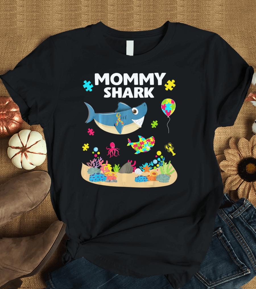 MOMMY SHARK FUNNY AUTISM AWARENESS PUZZLE PIECES SEA LIFE BALLOON T-Shirt
