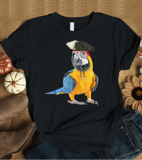 T-Shirt: Parrot Of The Caribbean Bird Pirate Hall Macaw with Tricorn Hat T-Shirt Parrot Of The Caribbean Bird Pirate Hall Macaw with Tricorn Hat T-Shirt