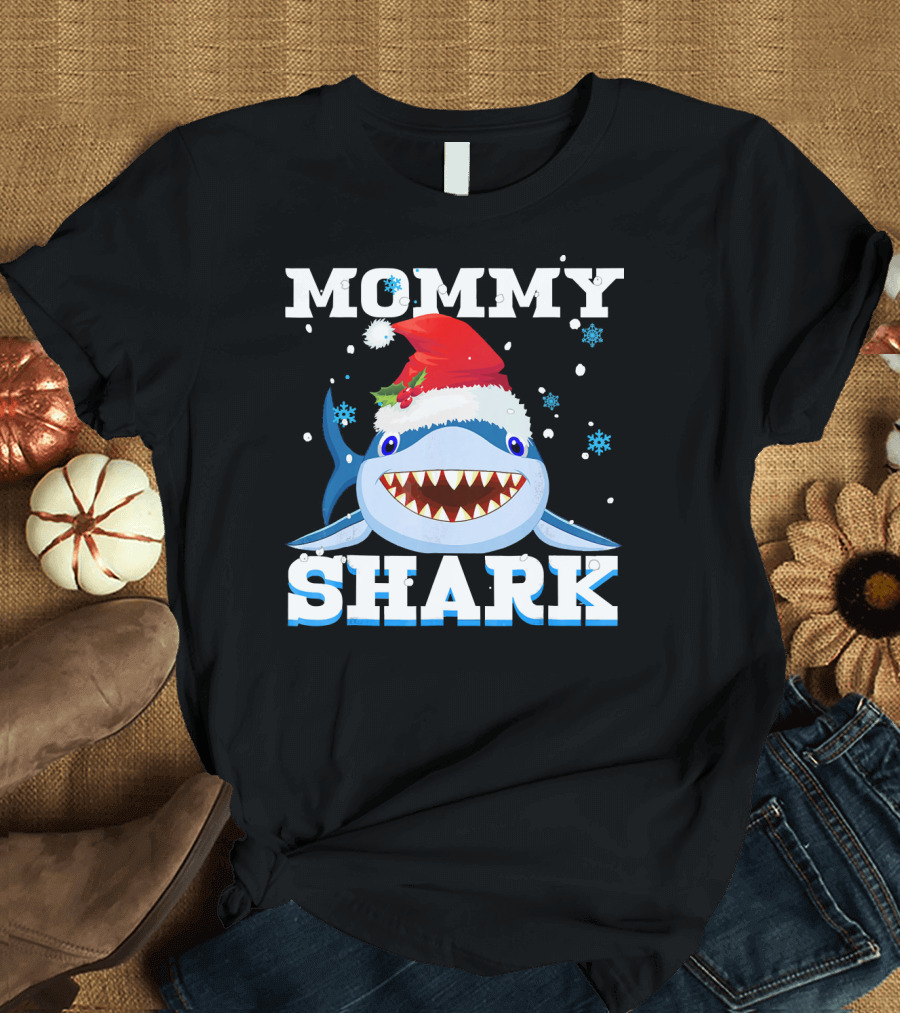Mommy Shark Santa Hat Christmas Snowflakes T-Shirt