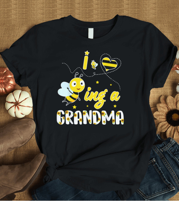 T-Shirt: I Love Being a Great Grandma Bee-Themed Funny Family T-Shirt I Love Being a Great Grandma Bee-Themed Funny Family T-Shirt