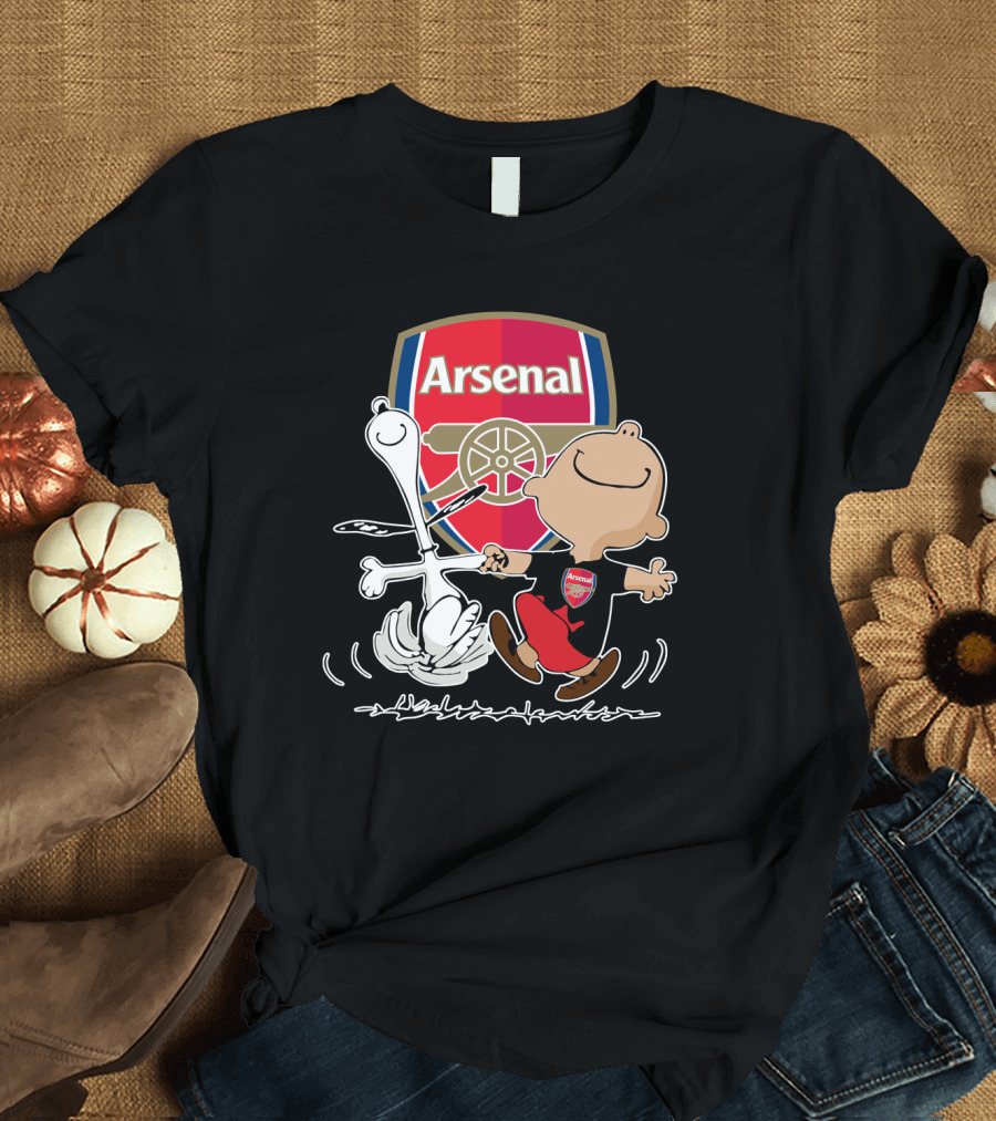 Arsenal Football Club Snoopy Charlie Brown Dancing Badge T-Shirt