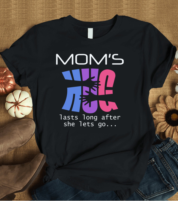 T-Shirt: Mum's Hugs Lasts Long After She Lets Go T-Shirt Mum's Hugs Lasts Long After She Lets Go T-Shirt